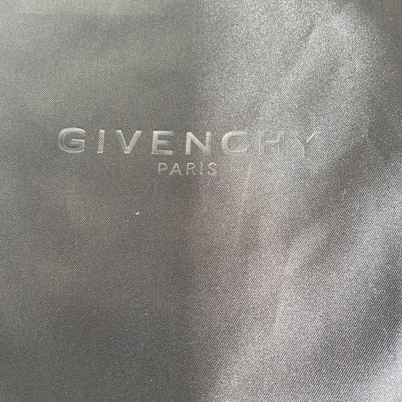 Authentic Givenchy black and white pool slides - Picture 9 of 15
